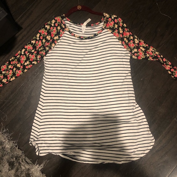 Striped and patterned top - Picture 2 of 2